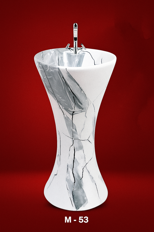 Lavabo design sur pied au motif marbré blanc et gris. Élégant et moderne, il apporte une touche luxueuse à toute salle de bain contemporaine.
