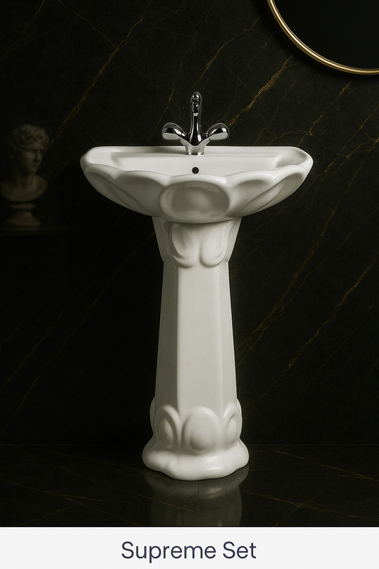 Élégant lavabo sur pied en céramique blanche, au design sculpté et raffiné. Idéal pour apporter une touche de luxe et de tradition à votre salle de bain.