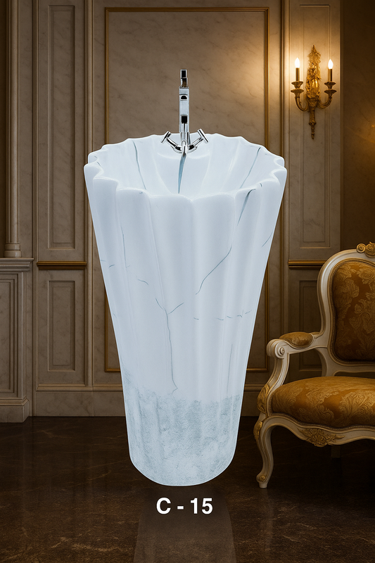 Ce lavabo sur pied au design sculptural associe élégamment une finition&nbsp; marbrée blanche à une base texturée. Idéal pour une salle de bain moderne et raffinée.