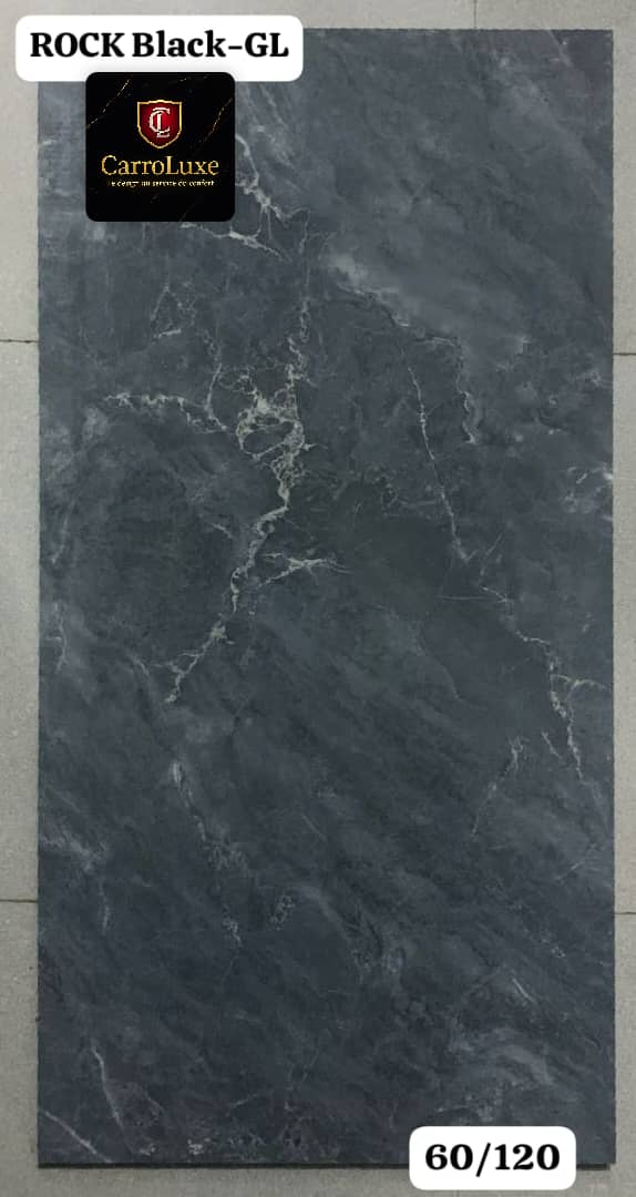 Transformez vos espaces avec le raffinement brut du carreau ROCK Black-GL (60x120). Une finition brillante, un design marbré profond et luxueux signé CarroLuxe. Idéal pour sols et murs, il allie puissance esthétique et charme contemporain.
